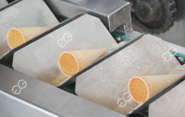 M&aacute;quina autom&aacute;tica para fazer casquinhas de sorvete